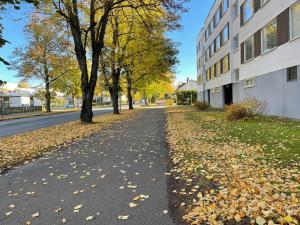 Valoisa kaksio puiston reunassa lähellä keskustaa