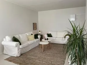 Valoisa kaksio puiston reunassa lähellä keskustaa - Långstrand