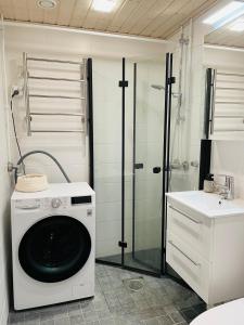 Valoisa kaksio puiston reunassa lähellä keskustaa