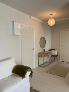 Valoisa kaksio puiston reunassa lähellä keskustaa