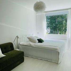 Valoisa kaksio puiston reunassa lähellä keskustaa