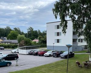 Valoisa kaksio puiston reunassa lähellä keskustaa