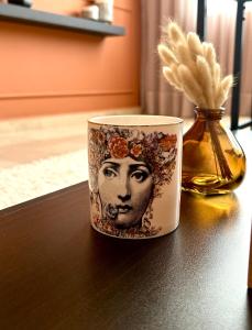 The 23 Princesses by IB Signature - Stylish 2 Bedroom Apt with Wifi, Self check-in - 24 x7 Security - City View - Walk to Cafes! City Centre