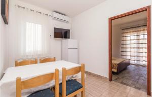 Stunning Apartment In Mandre With Wifi 