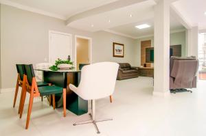 Apto na R. 2000 com garagem JJ8308