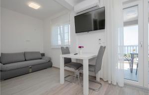 2 Bedroom Gorgeous Apartment In Podaca