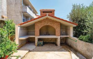 Gorgeous Apartment In Mandre With Kitchen 
