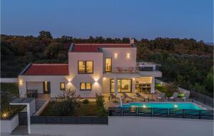 Nice Home In Krnica With Jacuzzi