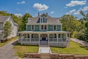 The Grand Castalian Inn Bed and Breakfast