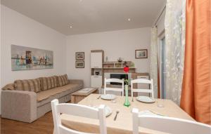 1 Bedroom Awesome Apartment In Makarska 