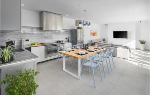 Lovely Home In Kastelir 