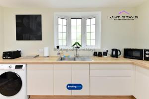 Premium Deal for Extended Stays by JMT Stays l 3BDR l Swansea Short Lets and Serviced l With Private Parking l Sleeps7