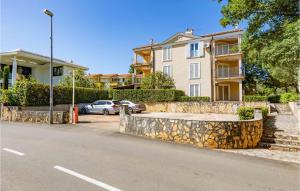 Lovely Apartment In Vantacici