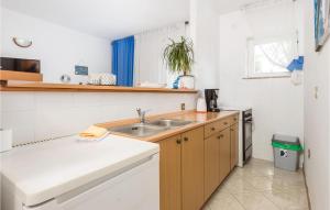 Nice Apartment In Lovran With Wifi