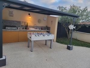 Villa des Oliviers Sublime villa avec piscine chauffée et privée et baby foot