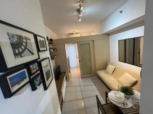 Makati High rise 1 Bedroom Condo with Balcony