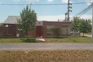 Casa con pileta y 3 dormitorios - Ibarlucea