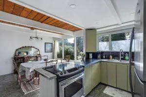 Cozy 3-bedroom Family Retreat in North Vancouver - Lynn Creek