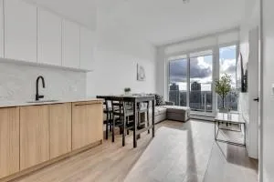 1-Bedroom Surrey Condo with Breathtaking Views - 吉尔福德