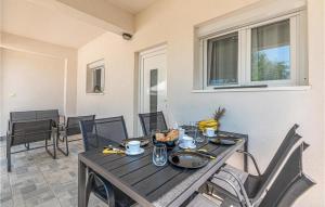 2 Bedroom Cozy Apartment In Zaboric 