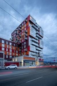 Spacious 2 BR Downtown Condo with Mountain Views