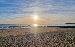 Maisons de vacances 2 Bedroom Amazing Home In Ars-En-Re : photos des chambres