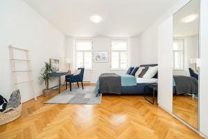 Central Bright and Spacious Appt