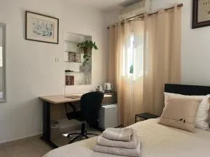A cozy room economy class in the central thriving area next to Shiba & Bar Ilan - Giv‘atayim