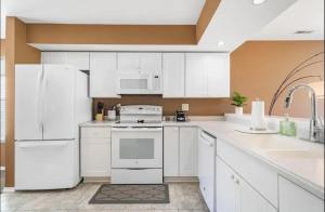 Lounging on the Links Thousand Hills