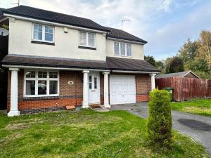 Spacious 4 Bed House with parking in Wolverhampton