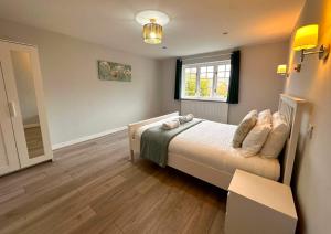 Spacious 4 Bed House with parking in Wolverhampton