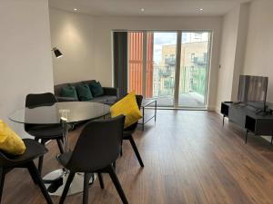 Modern 2 bed with parking - Grand Exchange, Brackn