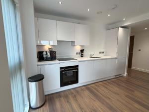 Modern 2 bed with parking - Grand Exchange, Brackn