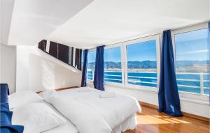 5 Bedroom Awesome Home In Pag