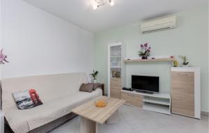 Beautiful Apartment In Cizici With Wifi 