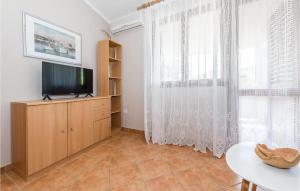 2 Bedroom Gorgeous Apartment In Grebastica 