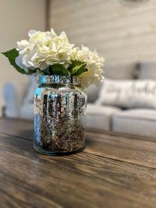 The Allen House - 3 Bedroom - 2 Full Bath - Private Gorgeous Apartment - Sleeps 8