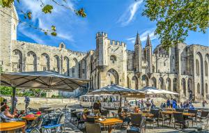 Maisons de vacances Gorgeous Home In Rochefort Du Gard : photos des chambres