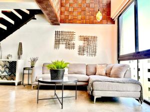 New Loft Apt Full AC King Bed