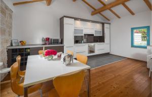 2 Bedroom Beautiful Home In Lozari 