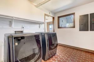 Private Villa-72 Acres-Hot Tub-Views-USAFA