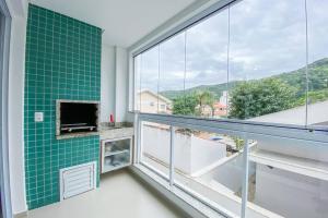 Apto amplo de 3 dormitórios próximo da praia -0222