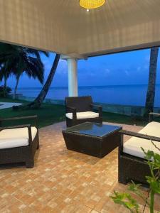 Entire Villa with pool in front of beach!