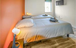 Maisons de vacances Lovely Home In Cleon D'andran : photos des chambres