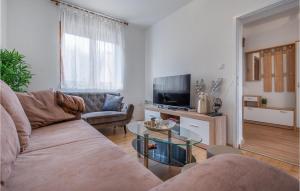 Gorgeous Home In Gracac With Kitchen