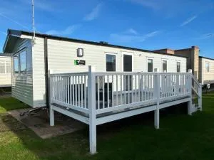 Beautiful 8 Berth Caravan With Decking At Naze Marine Holiday Park Ref 17344Br - 内兹岬附近沃尔顿