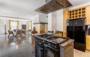 Gorgeous Home In Cres With Kitchen 