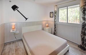 Maisons de vacances Nice Home In Sorgues With Kitchen : photos des chambres