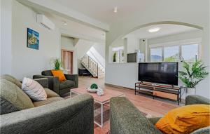 Awesome Home In Sreser 