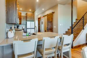 Angel Fire Home w Hot Tub < 1 Mi to Ski Slopes!
